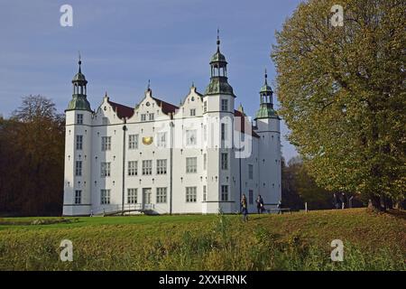 Europa, Germania, Schleswig-Holstein, Ahrensburg, castello di fossati di Ahrensburg, autunno, facciata anteriore, costruita intorno al 1595, tardo Rinascimento, Amburgo, Amburgo Foto Stock