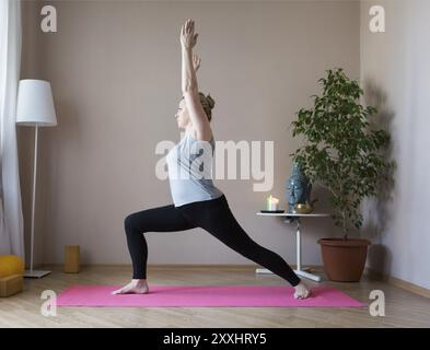 Persone di mezza età o donna matura fare yoga in ambienti interni Foto Stock