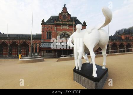 Monumento vicino alla stazione centrale di Groningen, Paesi Bassi Foto Stock