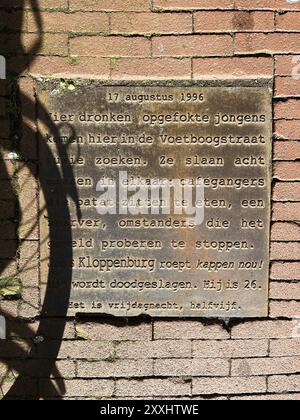 Amsterdam, Paesi Bassi. 21 settembre 2023.Una targa contro la violenza insensata nel Voetboogsteeg di Amsterdam Foto Stock