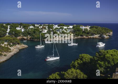 Enbarcaciones de recreo en Cala Ferrera, Cala DÂ`Or, municipio de Santanyi, islas baleares, Spagna, Europa Foto Stock