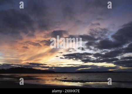 Tramonto sul kolpinsee nel brandeburgo nell'estate 2018. Tramonto al Koelpinsee nell'Uckermark Foto Stock