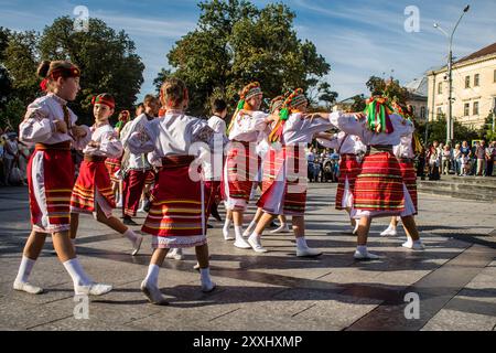 Leopoli, Ucraina, 24 agosto 2024 Un gruppo di bambini vestiti con abiti tradizionali ucraini partecipa a uno spettacolo di musica e danza nella città di Leopoli ce Foto Stock