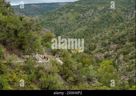 Escursionisti sul sentiero per Sandia Cave, vicino ad Albuquerque, New Mexico Foto Stock