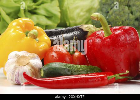 Composizione con verdure crude Foto Stock