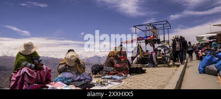 El alto, Bolivia il 1° ottobre 2015: Venditori al mercato di El alto che si affaccia su la Paz, uno dei mercati più grandi del mondo. Le donne che si coprono la faccia Foto Stock