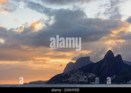 Vista dei due fratelli hill, Gavea pietra e Vidigal Foto Stock