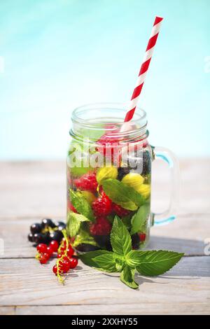 Vetro naturale di berry lemonade vicino alla piscina Foto Stock