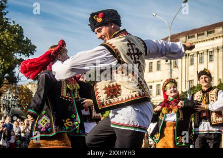 Leopoli, Ucraina, 24 agosto 2024 Un gruppo di ballerini vestiti con abiti tradizionali ucraini prendono parte a uno spettacolo di musica e danza nella città di Leopoli cen Foto Stock