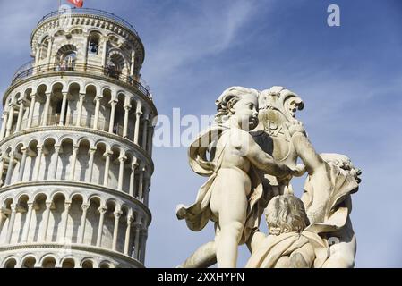 Pisa, Italia. 16 settembre 2023. Statue romane e vasi con la torre pendente di Pisa sullo sfondo Foto Stock