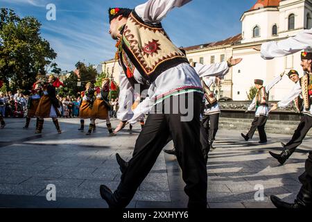 Leopoli, Ucraina, 24 agosto 2024 Un gruppo di ballerini vestiti con abiti tradizionali ucraini prendono parte a uno spettacolo di musica e danza nella città di Leopoli cen Foto Stock