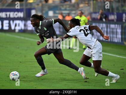 Parma. 25 agosto 2024. Woyo Coulibaly (R) del Parma si confronta con Rafael Leao del Milan durante una partita di serie A tra Parma e Milan a Parma, in Italia, 24 agosto 2024. Crediti: Xinhua/Alamy Live News Foto Stock