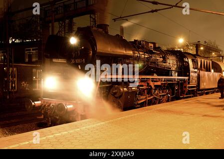 Europa, Germania, Amburgo, locomotiva a vapore 35 1097-1, costruita nel 1959 per la RDT Reichsbahn, fermata notturna ad Amburgo Harburg, 2 marzo 2019, Amburgo, Hamb Foto Stock