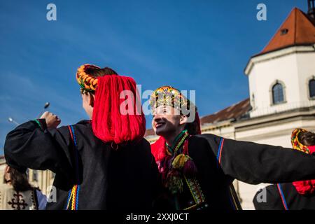 Leopoli, Ucraina, 24 agosto 2024 Un gruppo di ballerini vestiti con abiti tradizionali ucraini prendono parte a uno spettacolo di musica e danza nella città di Leopoli cen Foto Stock