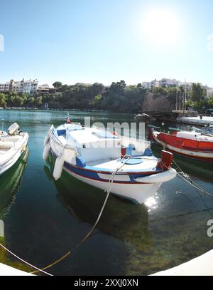 Barche al lago Voulismeni di Agios Nikolaos. Creta, Grecia, Europa Foto Stock