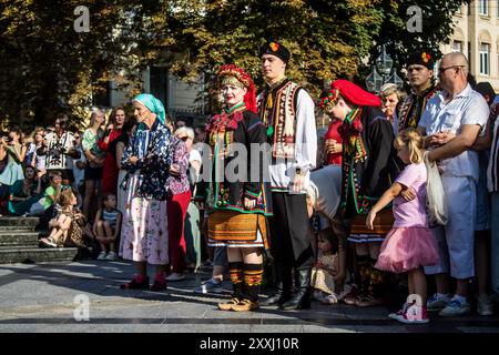 Leopoli, Ucraina, 24 agosto 2024 Un gruppo di ballerini vestiti con abiti tradizionali ucraini prendono parte a uno spettacolo di musica e danza nella città di Leopoli cen Foto Stock