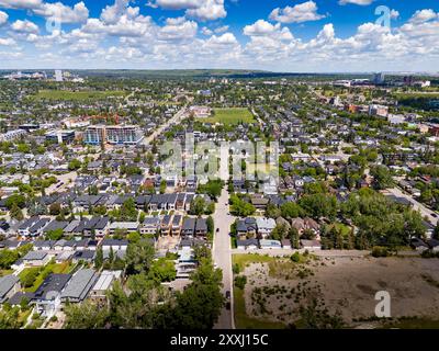 Calgary, Alberta Canada, 21 giugno 2024: Riprese aeree della città che si affacciano sulle case residenziali e sulle strade a griglia durante l'estate. Foto Stock