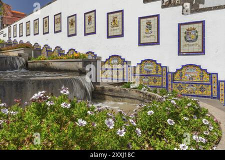 Panchine in ceramica alle scale d'acqua Paseo de Canarias, Firgas, Gran Canaria, Isole Canarie, Spagna, Firgas, Gran Canaria, Isole Canarie, Spagna, Europa Foto Stock