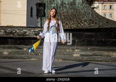 Leopoli, Ucraina, 24 agosto 2024 la cantante Karina Kryvenko si esibisce nel centro di Leopoli per celebrare il giorno dell'indipendenza. Foto Stock