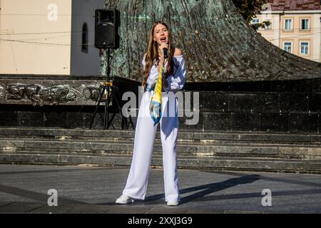 Leopoli, Ucraina, 24 agosto 2024 la cantante Karina Kryvenko si esibisce nel centro di Leopoli per celebrare il giorno dell'indipendenza. Foto Stock