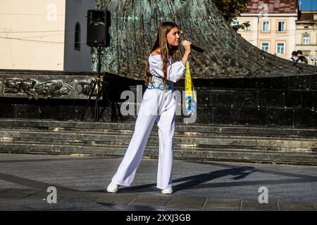 Leopoli, Ucraina, 24 agosto 2024 la cantante Karina Kryvenko si esibisce nel centro di Leopoli per celebrare il giorno dell'indipendenza. Foto Stock