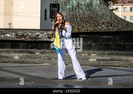 Leopoli, Ucraina, 24 agosto 2024 la cantante Karina Kryvenko si esibisce nel centro di Leopoli per celebrare il giorno dell'indipendenza. Foto Stock