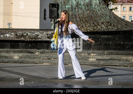 Leopoli, Ucraina, 24 agosto 2024 la cantante Karina Kryvenko si esibisce nel centro di Leopoli per celebrare il giorno dell'indipendenza. Foto Stock