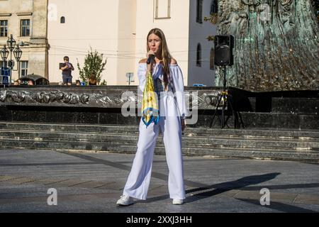 Leopoli, Ucraina, 24 agosto 2024 la cantante Karina Kryvenko si esibisce nel centro di Leopoli per celebrare il giorno dell'indipendenza. Foto Stock