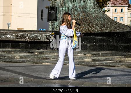 Leopoli, Ucraina, 24 agosto 2024 la cantante Karina Kryvenko si esibisce nel centro di Leopoli per celebrare il giorno dell'indipendenza. Foto Stock