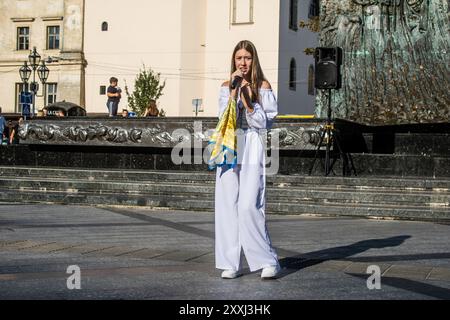 Leopoli, Ucraina, 24 agosto 2024 la cantante Karina Kryvenko si esibisce nel centro di Leopoli per celebrare il giorno dell'indipendenza. Foto Stock