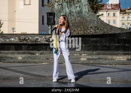 Leopoli, Ucraina, 24 agosto 2024 la cantante Karina Kryvenko si esibisce nel centro di Leopoli per celebrare il giorno dell'indipendenza. Foto Stock