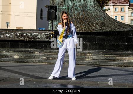 Leopoli, Ucraina, 24 agosto 2024 la cantante Karina Kryvenko si esibisce nel centro di Leopoli per celebrare il giorno dell'indipendenza. Foto Stock