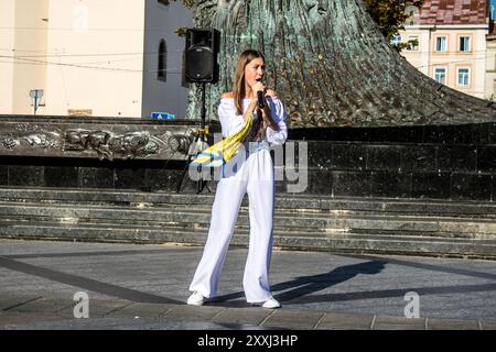 Leopoli, Ucraina, 24 agosto 2024 la cantante Karina Kryvenko si esibisce nel centro di Leopoli per celebrare il giorno dell'indipendenza. Foto Stock