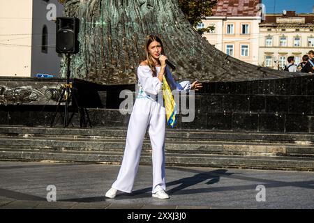 Leopoli, Ucraina, 24 agosto 2024 la cantante Karina Kryvenko si esibisce nel centro di Leopoli per celebrare il giorno dell'indipendenza. Foto Stock