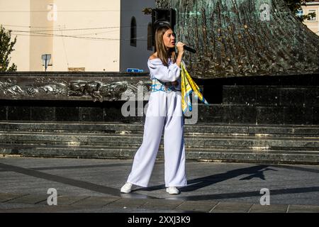 Leopoli, Ucraina, 24 agosto 2024 la cantante Karina Kryvenko si esibisce nel centro di Leopoli per celebrare il giorno dell'indipendenza. Foto Stock