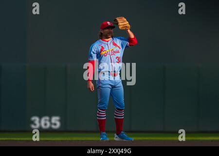 Minneapolis, Minnesota, Stati Uniti. 24 agosto 2024. BRENDAN DONOVAN (33), seconda base dei St. Louis Cardinals, guarda durante una partita della MLB tra i Minnesota Twins e i St. Louis Cardinals al Target Field. I Twins hanno vinto 6-0. (Immagine di credito: © Steven Garcia/ZUMA Press Wire) SOLO PER USO EDITORIALE! Non per USO commerciale! Crediti: ZUMA Press, Inc./Alamy Live News Foto Stock