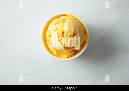 Vista dall'alto di una tazza di gelato al mango. Foto Stock