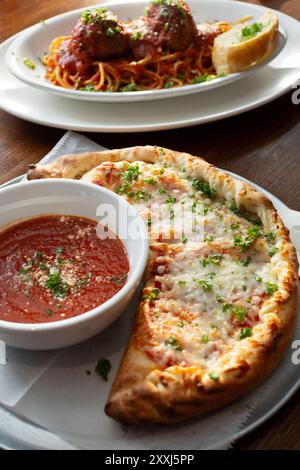 Vista di un antipasto di calzone, con un lato di salsa marinara. Foto Stock