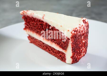 Vista di una fetta di torta di velluto rosso. Foto Stock