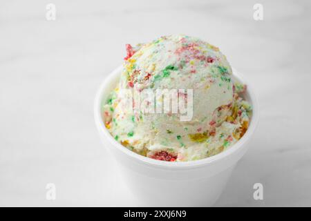 Una piccola tazza di gelato per torte di compleanno in una tazza di polistirolo. Foto Stock