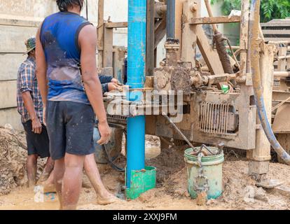 Tubo di usura per aspirare l'acqua in artesiano ben dopo la foratura. Foto Stock