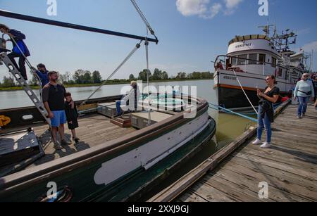 Richmond, Canada. 24 agosto 2024. I visitatori esplorano varie navi in mostra al molo durante il 21° Richmond Maritime Festival annuale a Richmond, British Columbia, Canada, 24 agosto 2024. L'evento di due giorni è iniziato qui sabato. Crediti: Liang Sen/Xinhua/Alamy Live News Foto Stock