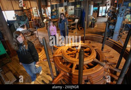 Richmond, Canada. 24 agosto 2024. Le persone visitano una vecchia fabbrica di ruote per navi in legno durante il ventunesimo Festival marittimo di Richmond, British Columbia, Canada, 24 agosto 2024. L'evento di due giorni è iniziato qui sabato. Crediti: Liang Sen/Xinhua/Alamy Live News Foto Stock