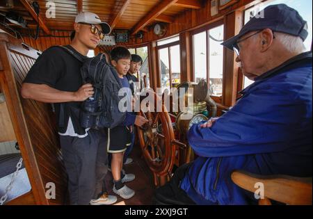 Richmond, Canada. 24 agosto 2024. Le persone visitano la cabina di pilotaggio di una nave durante il ventunesimo Festival marittimo di Richmond, British Columbia, Canada, 24 agosto 2024. L'evento di due giorni è iniziato qui sabato. Crediti: Liang Sen/Xinhua/Alamy Live News Foto Stock