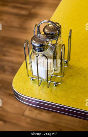 Formica Cafe Table con i classici agitatori di sale e pepe sulla Route 66 a Gallup, New Mexico, Stati Uniti [Nessuna pubblicazione di proprietà; solo licenze editoriali] Foto Stock