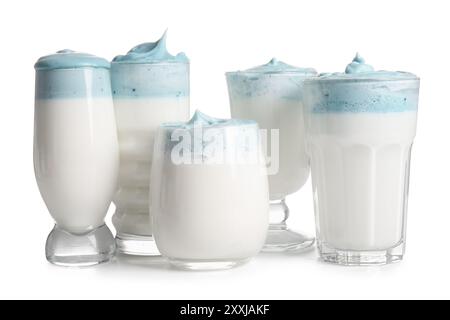 Bicchieri di dalgona matcha latte blu su sfondo bianco Foto Stock