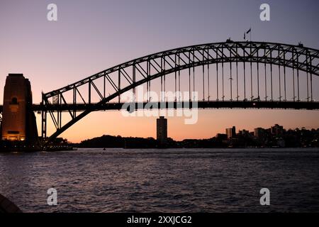 Sydney, Australia, il design Art Deco del Sydney Harbour Bridge, Dawes punta alla silhouette al tramonto con il sole che tramonta dietro il pilone meridionale, Foto Stock