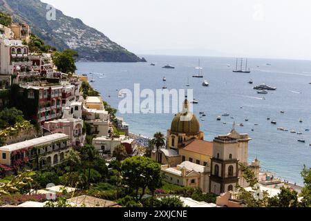 Vista in cima alla collina di Positano in una giornata di sole Foto Stock