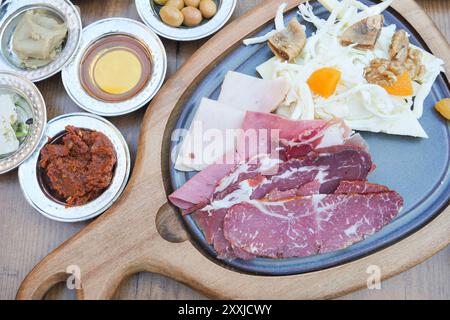 Assapora un delizioso tagliere di salumi con una selezione assortita di carni e condimenti Foto Stock