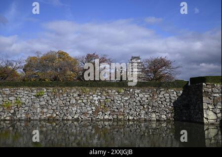 Vista panoramica del fossato del Donjon principale e della piccola fortezza nord-occidentale di Himeji-jō, il famoso "Castello bianco di Heron" a Hyōgo, Kansai, Giappone Foto Stock